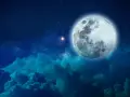 Nocne niebo z pełnią księżyca i gwiazdami. Chmury tworzą krajobraz, jakby to była planeta raka.