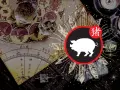 Chiński znak zodiaku 2008, symbol świni, na tle astrologicznej mapy i kryształów.
