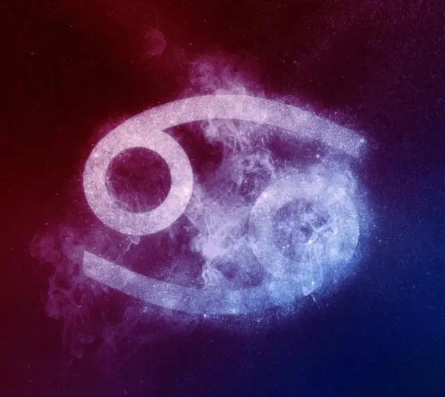 Symbol Raka, 23 czerwca znak zodiaku, otoczony kosmiczną mgławką w odcieniach czerwieni i błękitu.